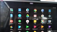 Pada bagian ini, bisa dibilang Audi Q7 sangat memanjakan para penumpangnya di kala mereka merasa bosan. Dibantu oleh dua tablet di kursi baris kedua yang berbasis gadget (fiturnya seperti Android yang bisa membuka berbagai aplikasi termasuk Youtube), penumpang tidak akan bosan bila berpergian jauh. Foto: Ruly Kurniawan