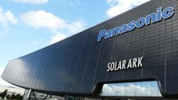 Panasonic Solar Ark, Jepang. Adalah salah satu bangunan panel surya terbesar di dunia. Ada lebih dari 5000 panel surya. Dia sekaligus menjadi museum dan monumen energi terbarukan. Desainnya modern dan ramping. Istimewa/playbuzz.com