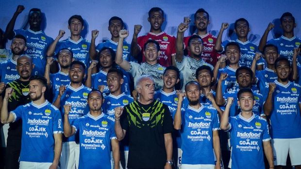 Mario Gomez tak akan menemani Persib Bandung pada laga perdana di Liga 1 karena sang istri sakit kanker. (