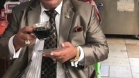 Kurang lengkap kalau mampir ke Kopi Johny tanpa menikmati secangkir kopinya. Ini gayanya Hotman Paris ngopi pakai jas dan cincin berlian andalannya. Netizen : Mantap kali Bang! Foto: Instagram @hotmanparisofficial