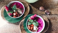 Jennifer juga suka menyantap smmothie bowl nih. Kelihatan segar dengan paduan buah naga dan strawberry ya? Foto: Instagram jenniferbachdim