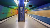 Stasiun Candidplatz, Munich, Jerman. Stasiun ini terlihat cantik berkat sentuhan warna-warni yang melekat di dinding bangunan. Pilihan warna cerah dan ceria membuatnya terlihat menarik./Foto: Popular Mechanics