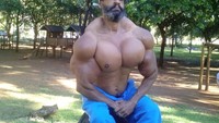 Apa yang dilakukan pria ini adalah ia menyuntikkan minyak synthol ke tubuhnya agar otot terlihat mengembang. (Foto: Instagram)