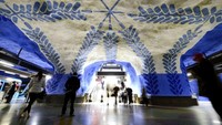 Stasiun T-Centralen, Stockholm, Swedia. Sebagian besar isi stasiun didominasi biru. Langit-langit dan dindingnya bergelombang, juga dilukis berpola unik.Foto: Popular Mechanics
