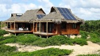 Solar Thatch Beach Houses, Mozambik. Panel surya yang satu ini berpadu dengan dengan rumah kayu di tepi pantai. Rumah pantai yang indah ini menghasilkan listrik sendiri. Istimewa/playbuzz.com