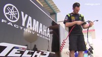 Selepas dicuci, bagian-bagian motor pun dikeringkan. Persiapan yang matang sebelum balapan MotoGP digelar. Foto: Twitter/MotoGP