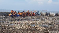 Ini merupakan hari kedua pembersihan yang dilakukan oleh petugas gabungan (Foto: Zunita Amalia Putri/detikcom)