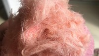 Kalau yang ini ada yang bilang rambut nyonya ada yang bilang rambut nenek. Rasanya manis seperti gulali dengan paduan kerupuk tipis berwarna pink. Enak! Foto: Instagram @henirifani