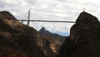 Jembatan Baluarte, Meksiko. Tinggi 403 m. Panjang total 1.124 m. Sebagian besar melewati lembah di bawahnya. Foto: Dangerous Road