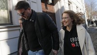 Sobchak mencoblos dengan ditemani suaminya, Maxim Vitorgan. Akankah Sobchak sukses di pemilu ini? Foto: Maxim Shemetov/Reuters