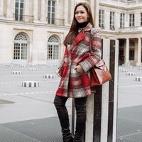 Maia yang memang dikenal sebagai pecinta Hermes, bergaya dengan salah satu tas koleksinya saat liburan di Paris. Pada foto ini, Maia membawa tas Hermes Kelly yang harganya antara Rp 700 juta sampai Rp 1 miliar. Foto: Instagram/Maia Estianty