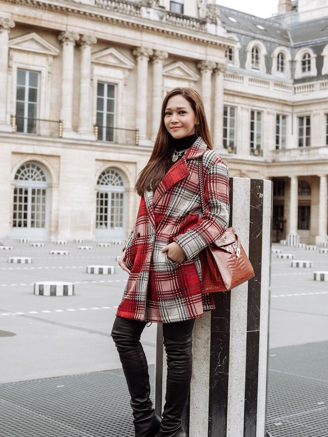 Maia yang memang dikenal sebagai pecinta Hermes, bergaya dengan salah satu tas koleksinya saat liburan di Paris. Pada foto ini, Maia membawa tas Hermes Kelly yang harganya antara Rp 700 juta sampai Rp 1 miliar. Foto: Instagram/Maia Estianty
