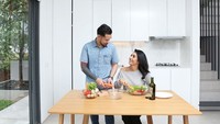 Bersama sang suami, Raden Muhamad Soedjono, Tyas kerap membagikan momen romantis mereka bersama. Ini pose manis Tyas dan Raden ketika masak bersama, kira-kira sedangan masak apa ya? Foto: Instagram @tyasmirasih