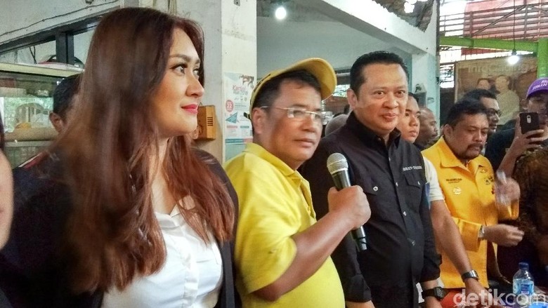 Bamsoet Ngopi Bareng Hotman Paris Sambil Terima Aduan Warga Bamsoet Ngopi Bareng Hotman Paris Sambil Terima Aduan Warga