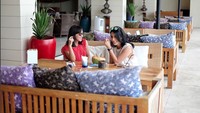 Ngumpul bareng teman jadi lebih seru ditemani dengan es buah kelapa serta pemandangan laut Bali yang indah. Foto: Instagram @tyasmirasih