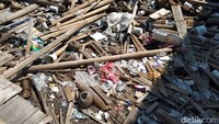 Sampah yang berserakan di Pantai Marunda, Cilincing, Jakarta Utara, disebut warga ditumpuk untuk dijadikan akses jalan. Kalau lagi kering atau surut kan diambilin PPSU, dibuangnya ke situ, itu diuruk buat jalan, ujar seorang warga bernama Inggrit di Pantai Marunda, Jalan Gang VII RT 3/07, Cilincing, Jakarta Utara. (Foto: Yulida Medistiara/detikcom)