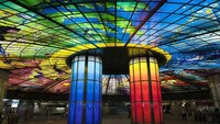 Stasiun Formosa Boulevard, Kaohsiung, Taiwan. Stasiun ini dipercantik dengan sentuhan kaca patri yang penuh warna, yang biasa digunakan untuk gereja./Foto: Popular Mechanics