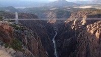 Jembatan Royal Gorge, Colorado, Amerika Serikat. Tinggi 291 m. Jembatan melintas di atas Sungai Arkansas. Foto: Dangerous Road