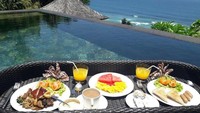 Nggak mau kalah sama foodies millenial yang menikmati sarapan di kolam renang. Bang Hotman juga melakukan hal yang sama. Ia bahkan menikmatinya di villa pribadinya di Bali. Foto: Instagram @hotmanparisofficial