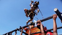 Tiap ogoh-ogoh akan diusung oleh puluhan pria yang biasa disebut dalam bahasa Bali yaitu Penegen dan diringi dengan iringan musik gamelan khas bali yaitu baleganjur serta dikoreografikan dalam sebuah cerita berpadu dengan tari-tarian Bali.