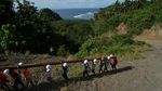 Ramai-ramai Angkut Tiang Listrik ke Pulau Morotai
