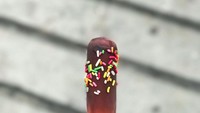 Siang-siang begini enaknya makan es potong. Harganya cuma Rp 1.000-an. Rasanya beragam, mulai dari cokelat, ketan hitam hingga alpukat. Jangan lupa celupin es potong ke saua cokelatnya yaa. Foto: Instagram @tyasmaraloka