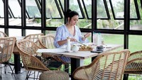 Selain kopi dan jus, sepertinya Tyas juga sangat suka dengan air putih nih. Tyas memilih dua botol air mineral untuk menemani taco gurih yang dimakannya. Perlu dicontoh nih! Foto: Instagram @tyasmirasih