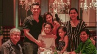 Ibunda Nana Mirdad, Lydia Kandou pun terlihat hadir. Keluarga Andrew juga tak ketinggalan hadir dalam perayaan tersebut. Foto: Nana Mirdad (Instagram)