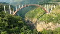 Jembatan Kereta Api Sungai Beipanjiang, China. Tinggi 275 m. Jembatan itu membentang di atas Sungai Beipan di provinsi Guizhou. Foto: Dangerous Road