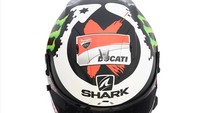 Logo khas Lorenzo dengan X merah dan lingkaran putih tetap ada di helm pebalap bernomor 99 tersebut. Tepat di logo C, terdapat juga lambang Ducati di bagian atas helm. Foto: Instagram/jorgelorenzo99