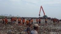 Di hari kedua, Minggu (18/3), alat berat dikerahkan guna membantu proses. Sayang, Pemprov DKI Jakarta tak bisa memastikan total sampah yang telah terangkut.  (Foto: Zunita Amalia Putri/detikcom)