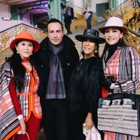 Maia berada di Paris bukan untuk sekadar jalan-jalan. Dia juga menyempatkan diri menonton pertandingan kuda yang digelar Hermes, Saut Hermès au Grand Palais. Maia menonton pertandingan ini ditemani sahabatnya, pengusaha kosmetik EMK Skin Care, Jessica Chaijaya. Keduanya pun berpose dengan bos eksekutif Hermes, Michael Coste. Foto: Instagram/Maia Estianty