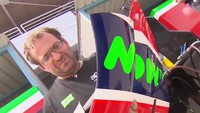 Para mekanik terlihat sangat teliti membersihkan bagian-bagian motor itu.  Foto: Twitter/MotoGP