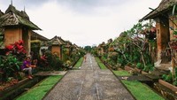 Bali identik dengan rumah adatnya yang dikelilingi oleh pepohonan hijau dan jalan yang berukuran tidak besar. Dalam videoklip Joey, disorot juga potret desa adat wisata Panglipuran Bali dengan menggunakan drone (Intan Rahmadani/dTraveler)