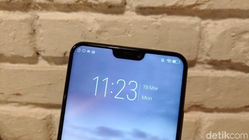 Di layar atasnya, terdapat notch (tonjolan) yang berguna untuk menopang kamera depan 24 megapixel.  Foto: detikINET/Moch Prima Fauzi