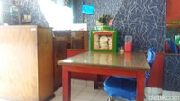Ular itu sudah diamankan pagi tadi. Siang ini, RM Padang tersebut tetap buka dan melayani pelanggan seperti biasa.