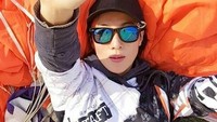 Begini gayanya saat selesai melakukan sky diving. Keren! (queenyelin/Instagram)