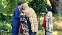 Perkenalan tersebut dilakukan dengan melakukan hongi, sebuah tradisi unik suku Maori dengan cara saling bersentuhan hidung dan kening. (Laily Rachev-Biro Pers Setpres).