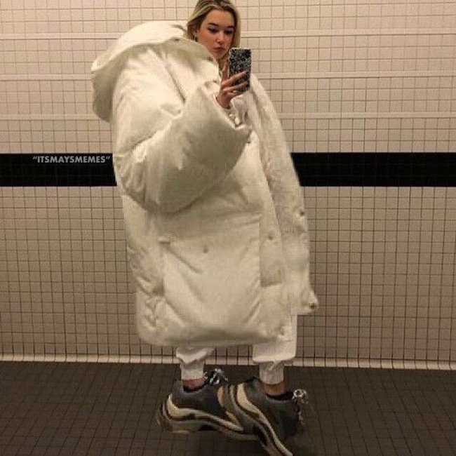 Fashionista ini suka segala sesuatu yang kebesaran. Tak hanya jaket, sepatu pun ukurannya nggak santai. (Foto: Instagram/@itsmaymemes)