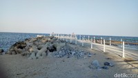 Pantai ini akan ramai jika musim panas datang. Warga lokal biasanya datang dengan keluarga, karena pantai ini memiliki pemandangan yang indah. (Amalia/detikTravel)