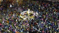 Ratusan orang menghadiri festival ini. REUTERS/Kai Pfaffenbach.
