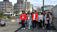 Presiden Jokowi dan Ibu Negara Iriana Jokowi mengajak para pelajar dan mahasiswa Indonesia di Selandia Baru untuk jalan kaki dan berbincang santai. (Laily Rachev-Biro Pers Setpres)