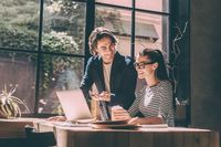 Duduk dekat jendela dapat meningkatkan produktivitas kerja.