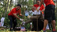 Hadir dalam acara tersebut Corporate Secretary Bank BRI Bambang Tribaroto, didampingi Kepala Sub Bagian Tata Usaha Taman Hutan Raya Juanda, Budiansyah, bersama Kepala Bagian CSR Bank BRI Zainudin Thalib Brutu ikut melakukan penanaman secara simbolis 123 bibit pohon Pinus itu.