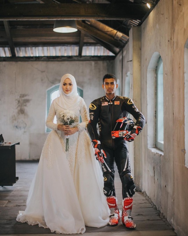 Sirkuit dan acara balap motor biasanya lekat dengan penampilan wanita seksi. Namun, ada yang berbeda di acara MotoGP Qatar 2018. Seorang wanita berhijab yang cantik, menarik perhatian. Foto: Instagram Suzana Manaf