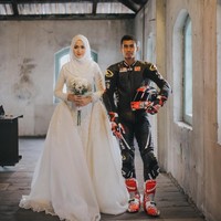 Sirkuit dan acara balap motor biasanya lekat dengan penampilan wanita seksi. Namun, ada yang berbeda di acara MotoGP Qatar 2018. Seorang wanita berhijab yang cantik, menarik perhatian. Foto: Instagram Suzana Manaf