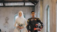 Hafizh Syahrin dan Suzana Manaf saat ini masih berstatus pengantin baru. Mereka mengikat janji saling mencintai pada Desember 2017. (Instagram Suzana Manaf)