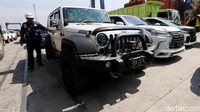 Latif memiliki dua unit Rubicon, artinya kalau ia membeli yang termurah saja hargnya di kisaran Rp 1,75 miliar. Jeep Wrangler Rubicon ini dibekali mesin 3.0 L Pentastar V6 dengan transmisi otomatis 5 percepatan. Berbagai fitur canggih pun melimpah di mobil ini.