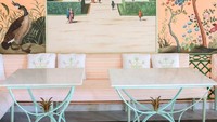 Dengan warna merah muda cerah, satu sudut ruangan dihias oleh pemandangan lukisan yang menghiasi dinding. Cocok untuk tempat foto! Foto: Istimewa