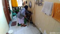 Ulat masuk rumah dan kamar kos. (Foto: Deni Prastyo Utomo/detikcom)
